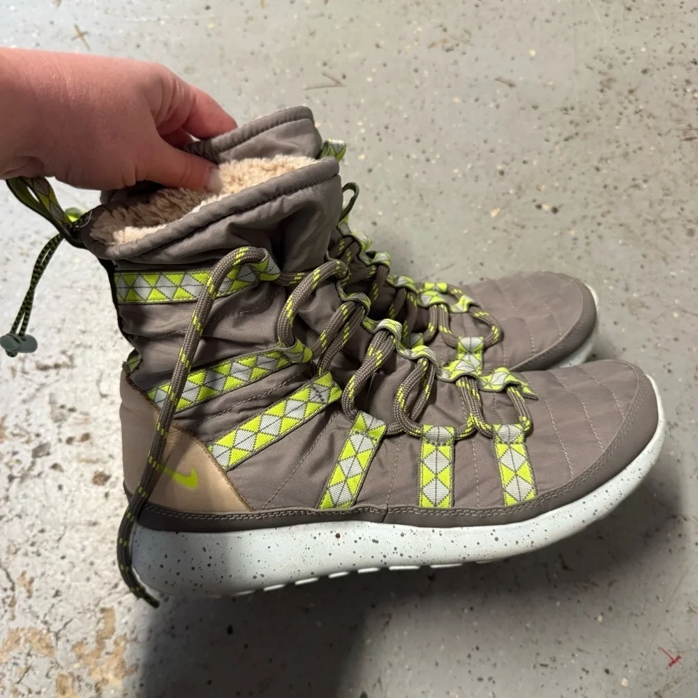 Nike Rosherun Hi Sneakerboot gray green boots